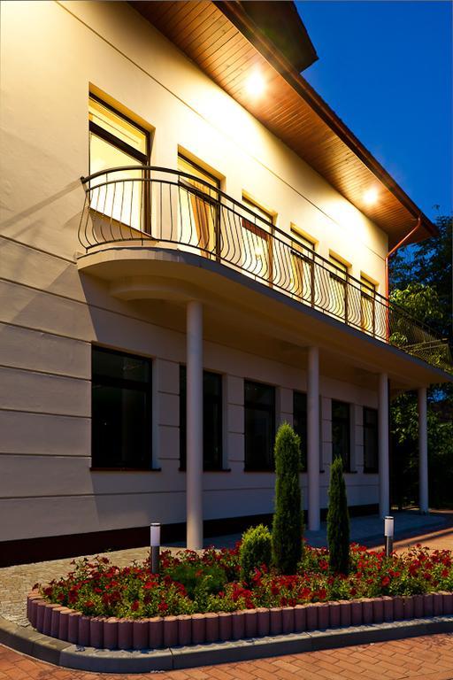 Hotel Podzamcze Добчице Екстериор снимка