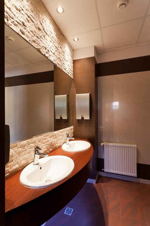 Hotel Podzamcze Добчице Екстериор снимка