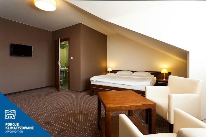 Hotel Podzamcze Добчице Екстериор снимка