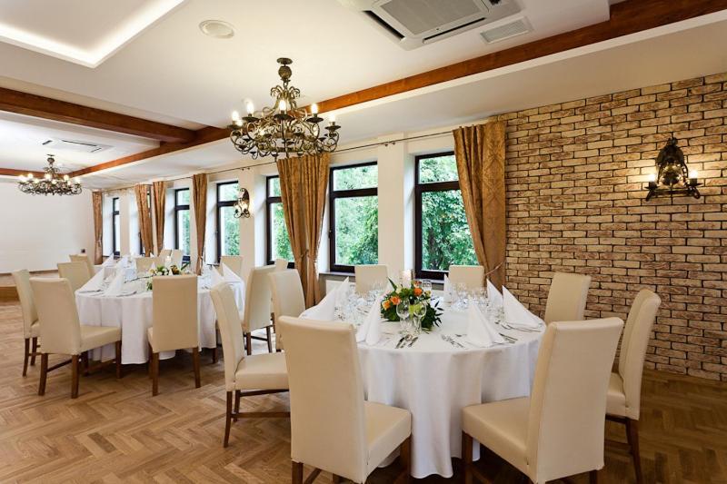 Hotel Podzamcze Добчице Екстериор снимка